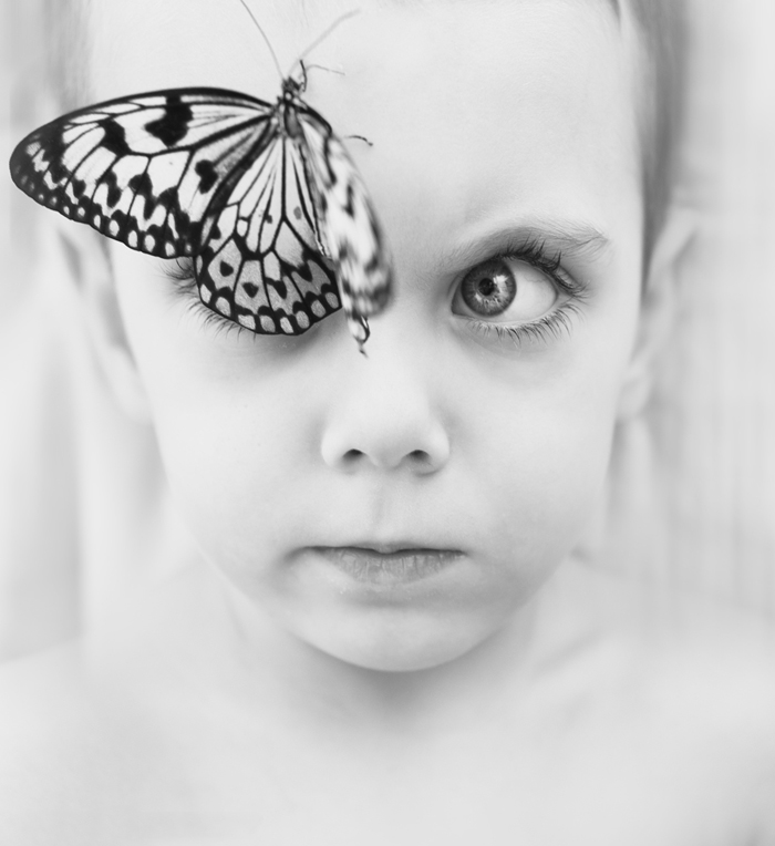 Бабочка на лице ребенка