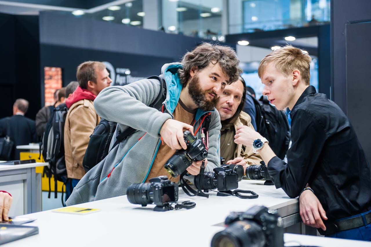 Почти любой. Протокольная фотосъемка. Метод репортажной съемки. Протокольная съемка мероприятия. Репортажные фотографии с выставки.