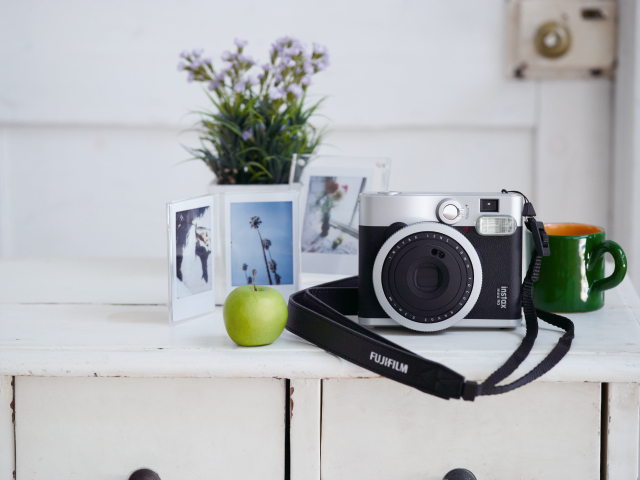 Пленочная камера Fujifilm Instax mini 90