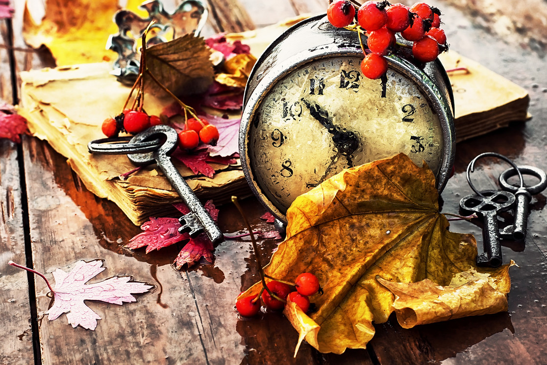 Часы в осенних листьях