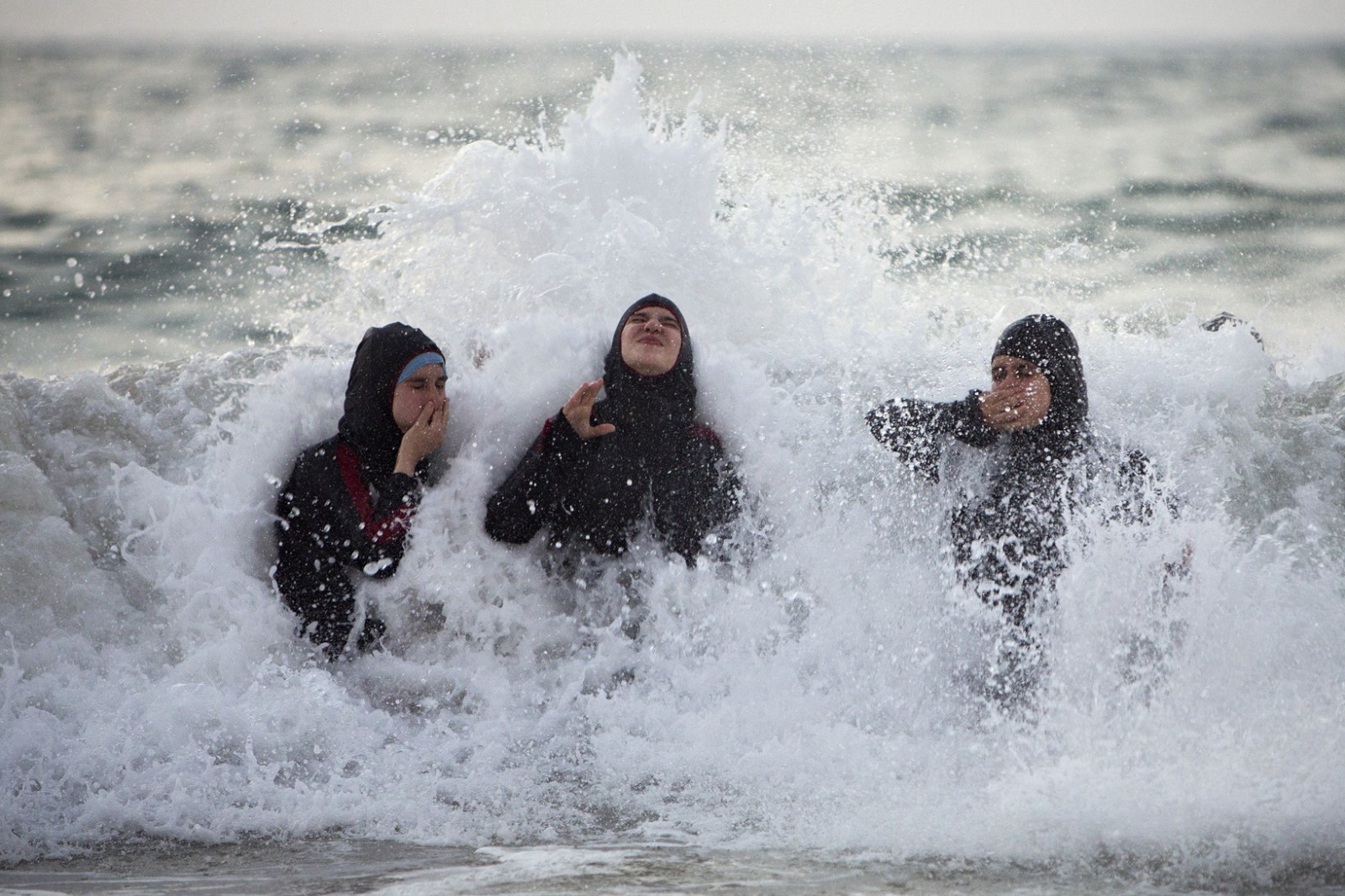 Турция когда можно купаться в море. Мусульманки купаются. Мусульманки на пляже. Купание в море. Мусульманские женщины купаются.