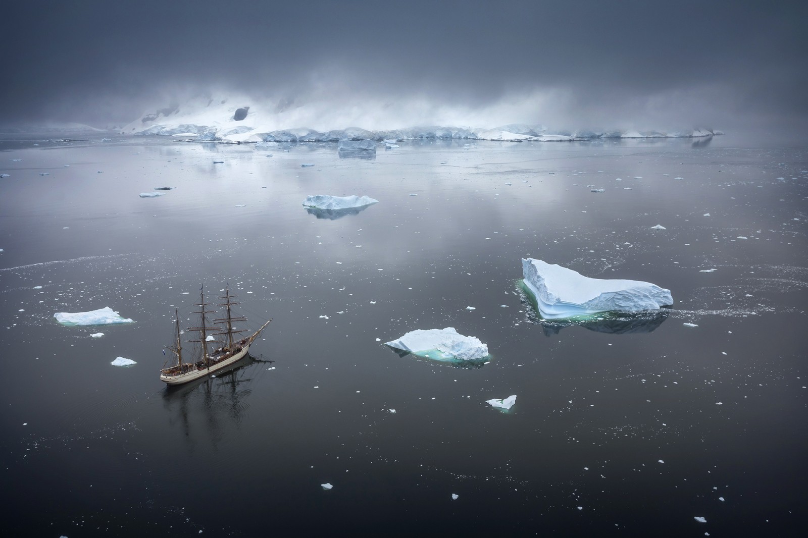 Холодное море. Море Беллинсгаузена. Море Беллинсгаузена климат. Море Беллинсгаузена фото. Суровое и Холодное море.