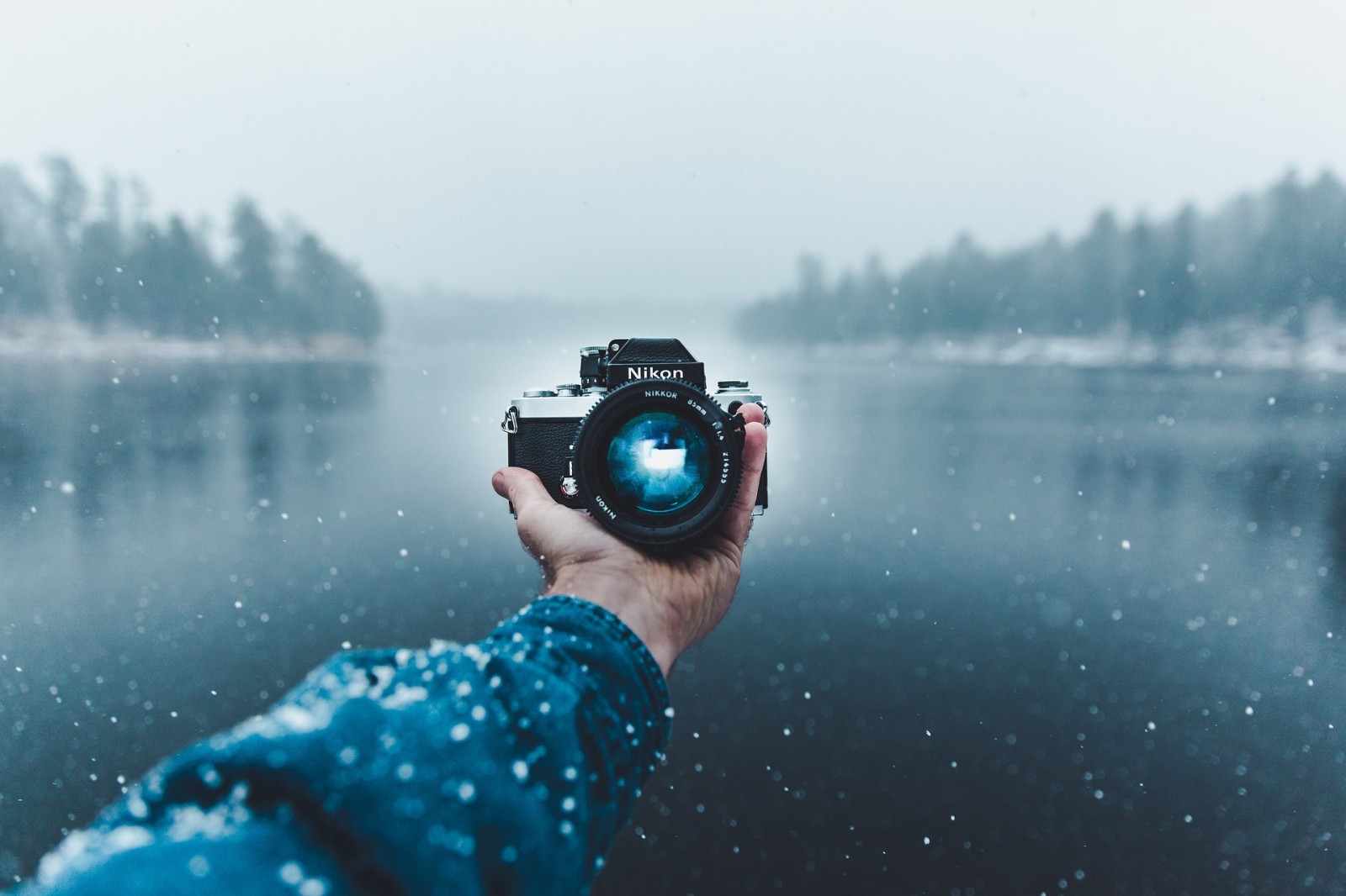 Фотограф инстаграм. Фотосессия с фотоаппаратом. Фотоаппарат на красивом фоне. Фотоаппарат на природе. Фотограф с фотоаппаратом в руках.