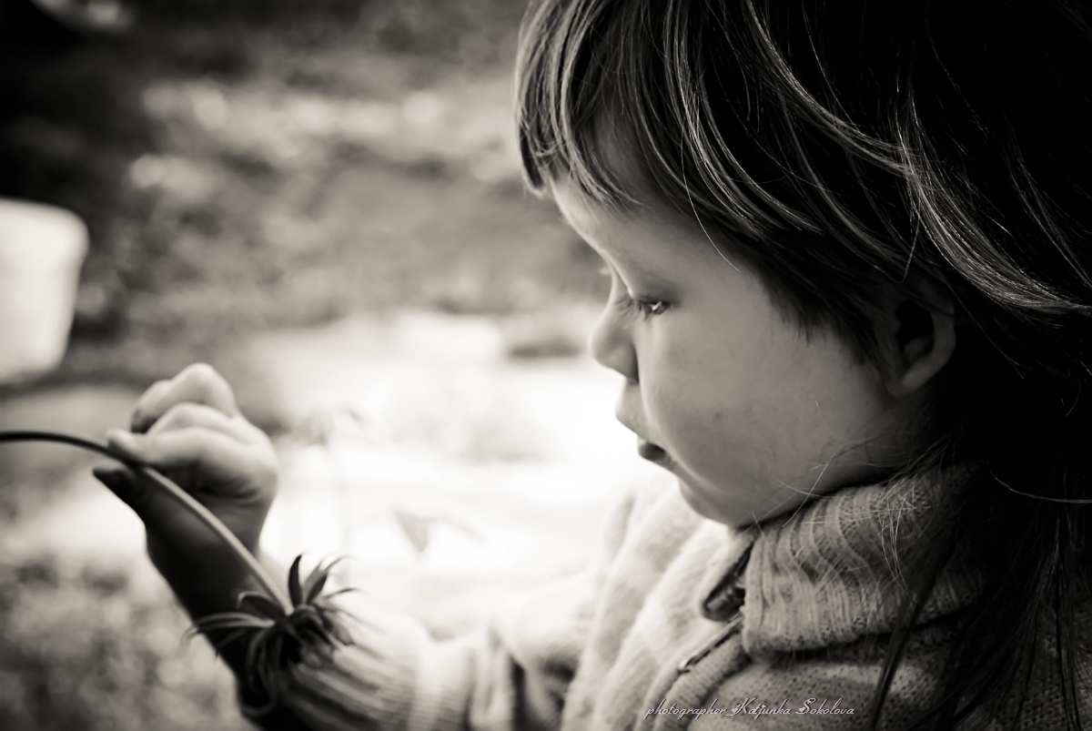 Серость дети. Стихотворение про роддом. Ребенок black and white. Портрет девочки. Серый ребенок текст.