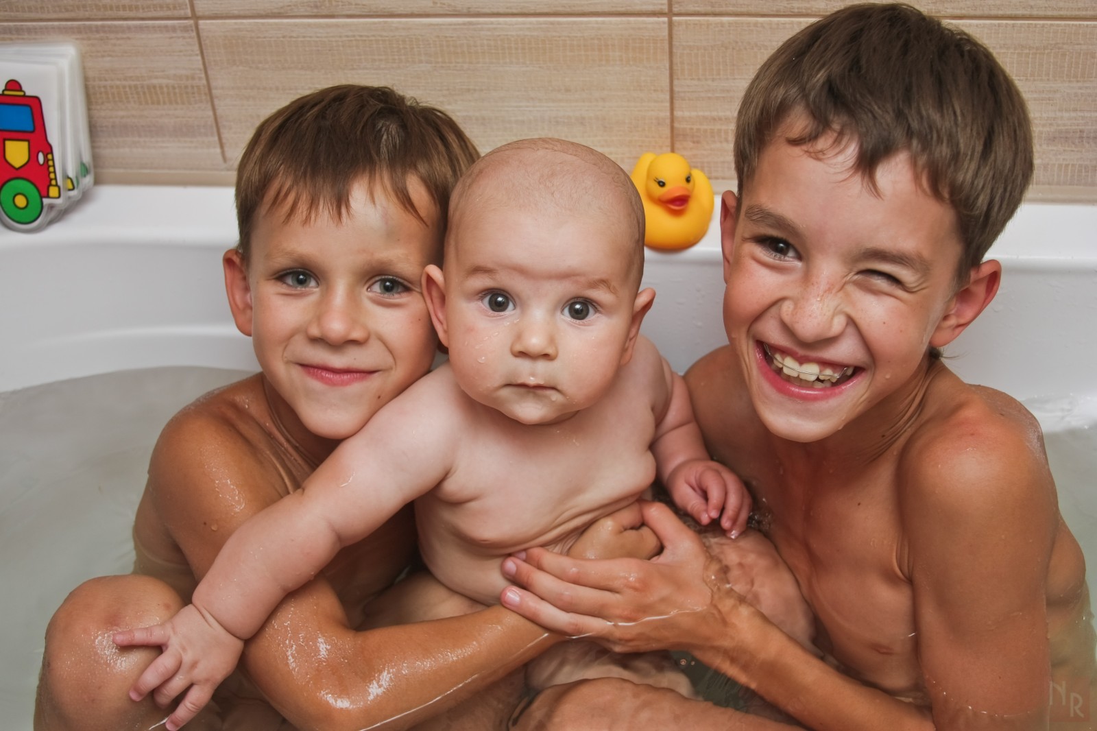Мальчики купаются вместе. Мальчик в ванной. Мальчишки в душе. Совместное купание.